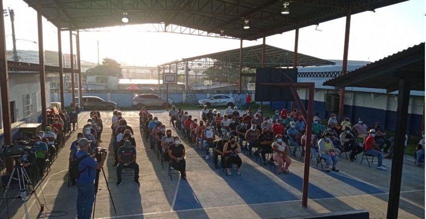 {altText(<p>Realizan vacunación contra COVID-19 con AstraZeneca en Los Andes #2.</p>,Se acaban las dosis de AstraZeneca en escuela de Los Andes, trasladarán 500 más desde Chepo)}
