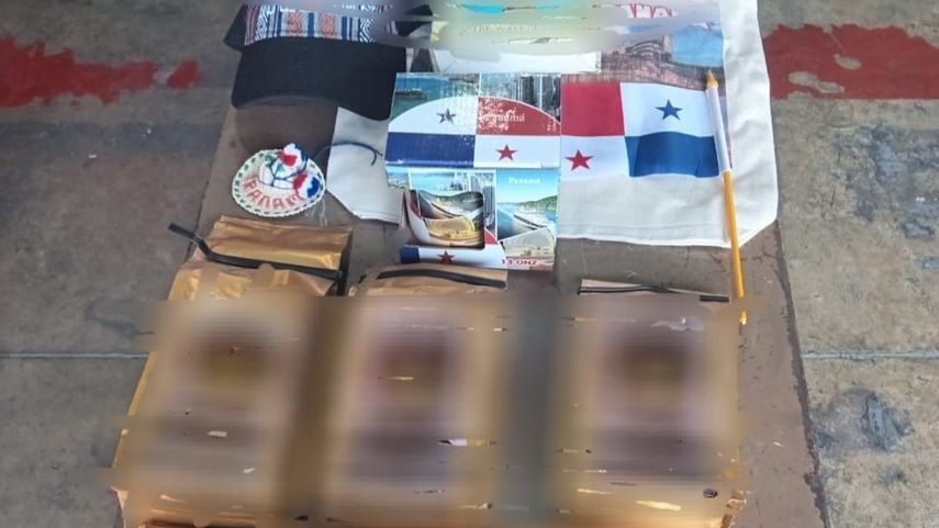 La Policía Nacional ha incautado seis paquetes con presunta cocaína.