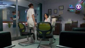 Janeth acude a María Clara para acusar a Sol Angie de abandonar su puesto y suministrar erroneamente un medicamento.
