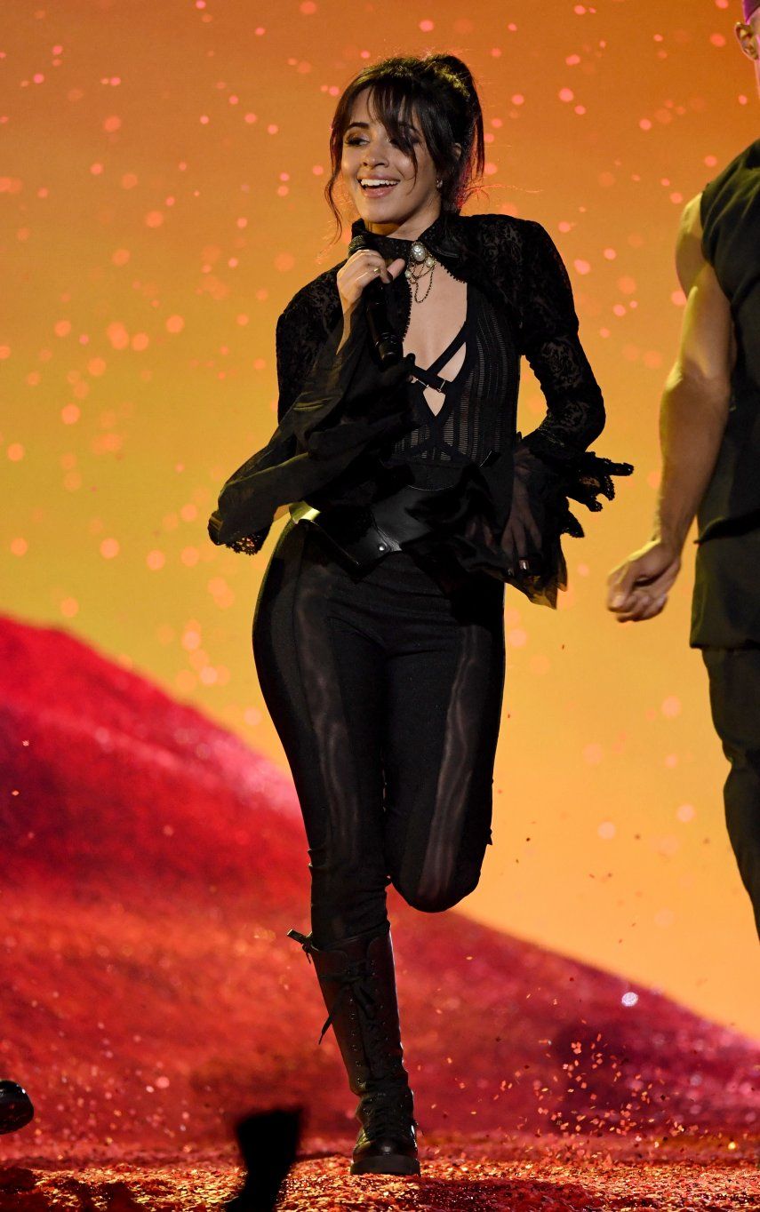 Camila Cabello defiende sus estrías y su barriga