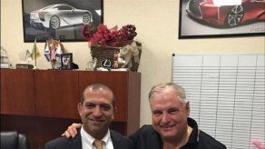 Lexus de Miami felicita a Martinelli por compra