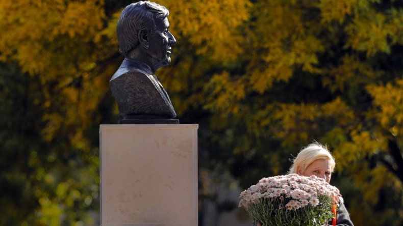 Rumania: Develan busto de Elie Wiesel en Día del Holocausto