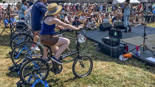 El escenario está equipado con paneles solares que proporcionan la mayor parte de la energía que necesita el equipo, y las bicicletas suministran el resto.