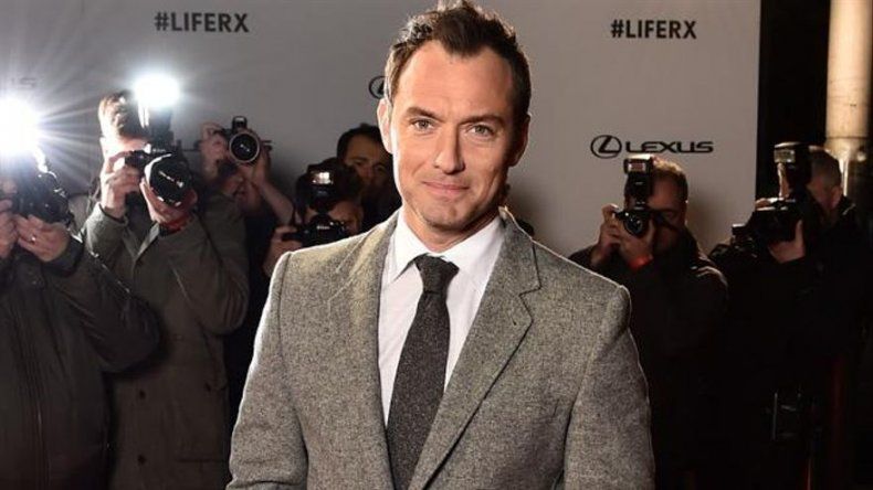 Jude Law habla sobre su discreta relación con su novia psicóloga