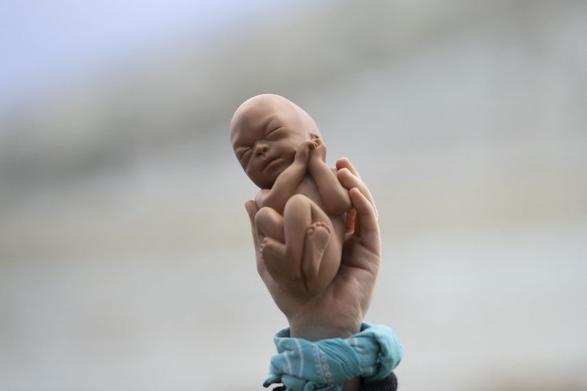Un manifestante contra el aborto sostiene una muñeca fetal. Varios estados gobernados por el Partido Republicano aprobaron a lo largo de los años leyes que restringen la interrupción voluntaria del embarazo