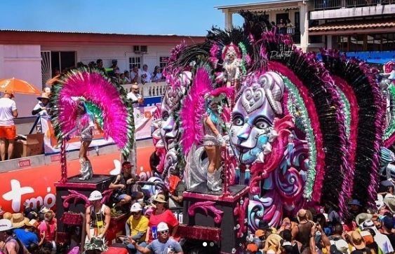 Paseo diurno del domingo de Carnaval en Las Tablas