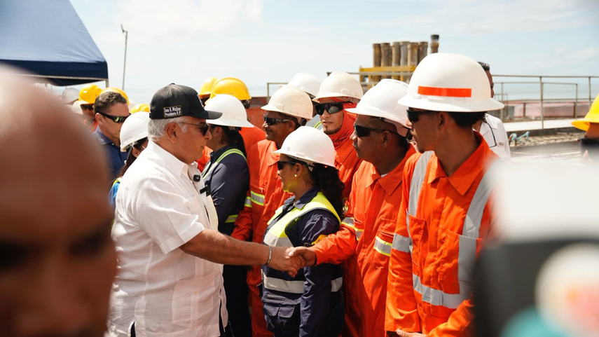 Presidente Mulino recorre la construcción del nuevo muelle multipropósito en Puerto Armuelles.
