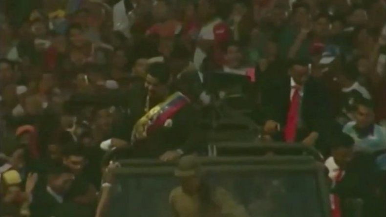 Lanzan objetos contra caravana de Maduro tras desfile militar en Venezuela