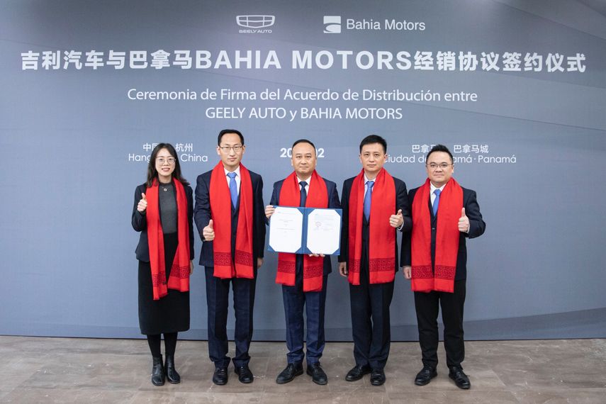 Ceremonia de firma del acuerdo entre Geely Auto y Bahía Motors.