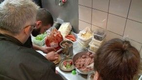 De financiero a chef, refugiado sirio aprovecha cocinas de París
