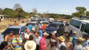 Moradores cierran la vía hacia Soná molestos por falta de energía eléctrica