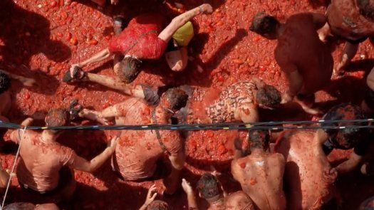 Vuelve la Tomatina, la guerra de tomates de un pueblo de España