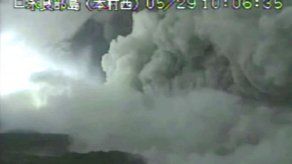 Volcán hace erupción en una isla del sur de Japón