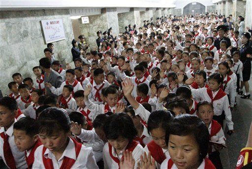 Nuevo líder norcoreano realiza masiva concentración de niños