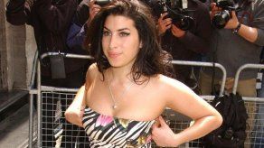 Un amigo de Amy Winehouse afirma que la obligaron a seguir actuando cuando recayó en la bebida