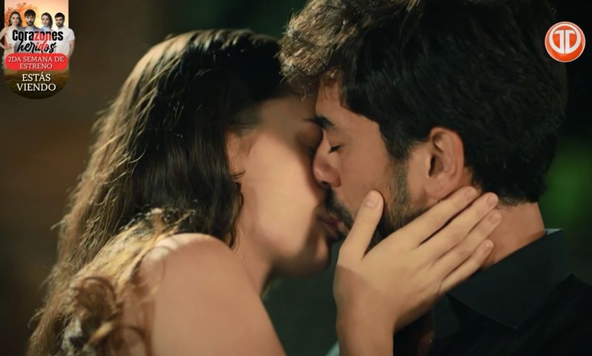 CORAZONES HERIDOS | Ayse y Ferit se besan