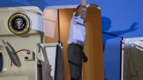 Obama y sus hijas terminan vacaciones en Hawai