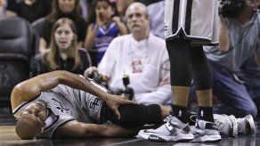 Duncan deja a Spurs por lesión en ambas piernas