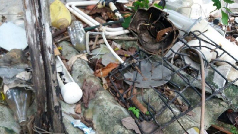 Chatarra y viejos enseres encontrados en operativo contra el dengue en Las Mañanitas