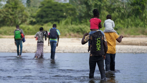 Panamá, migrantes transitando La Selva del Darién