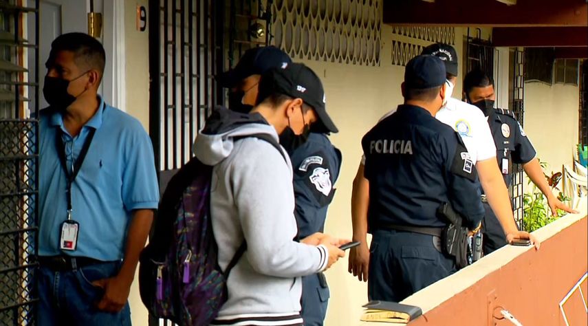 Días pasados, autoridades aprehendieron a un hombre que fue captado maltratando a una adulta mayor en el balcón de un edificio ubicado en Carrasquilla; la víctima de más de 80 años, quien es tía del agresor, fue llevada a un albergue.