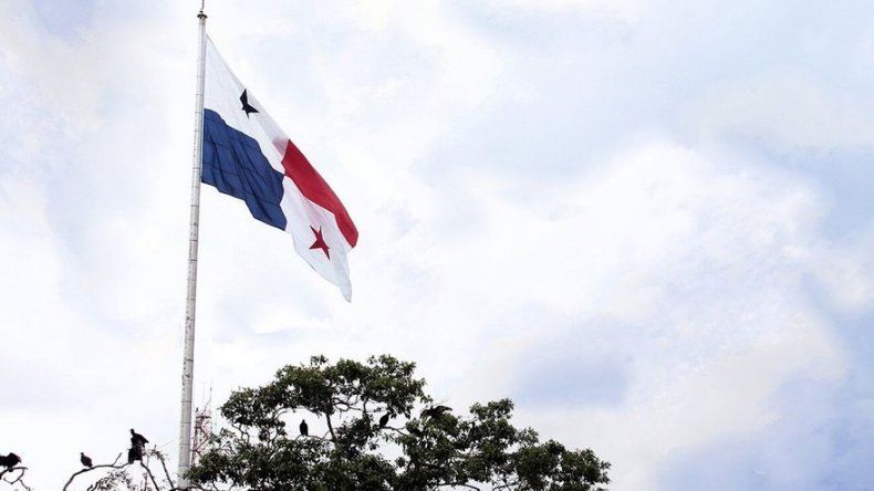Bandera de Panamá vuelve a ondear en el Cerro Ancón