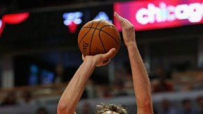 Pau Gasol aportó otro doble-doble salvador y Rose anotó 22 puntos