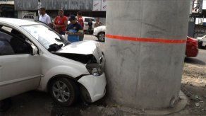 Dos heridos tras choque de auto contra columna del Metro