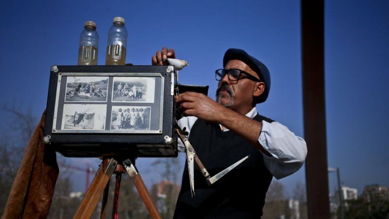 Chileno sueña con rescatar fotografía con máquina de cajón