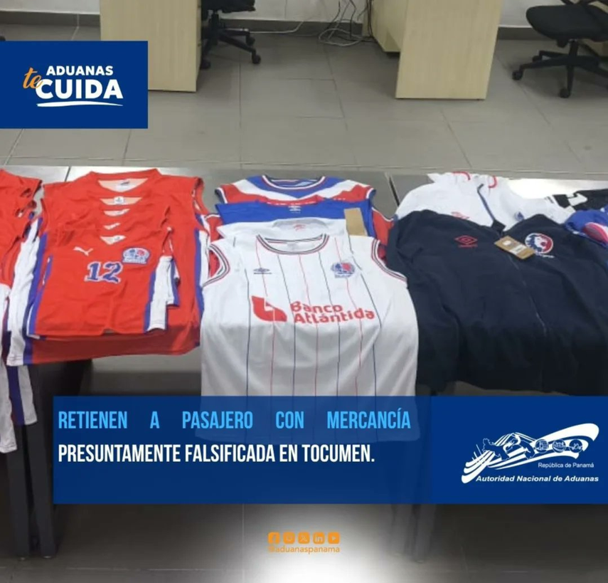 Aduanas retiene a pasajero procedente de Honduras con camisetas con logotipos de marcas reconocidas.
