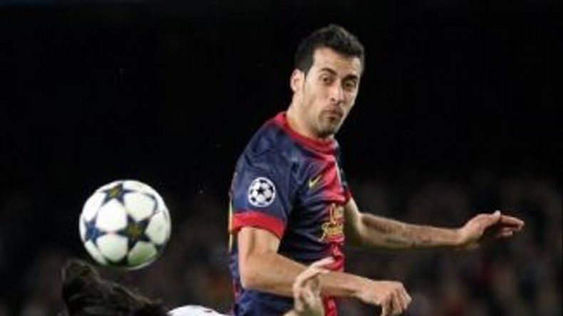 Sergio Busquets firma su renovación con el Barcelona hasta 2018