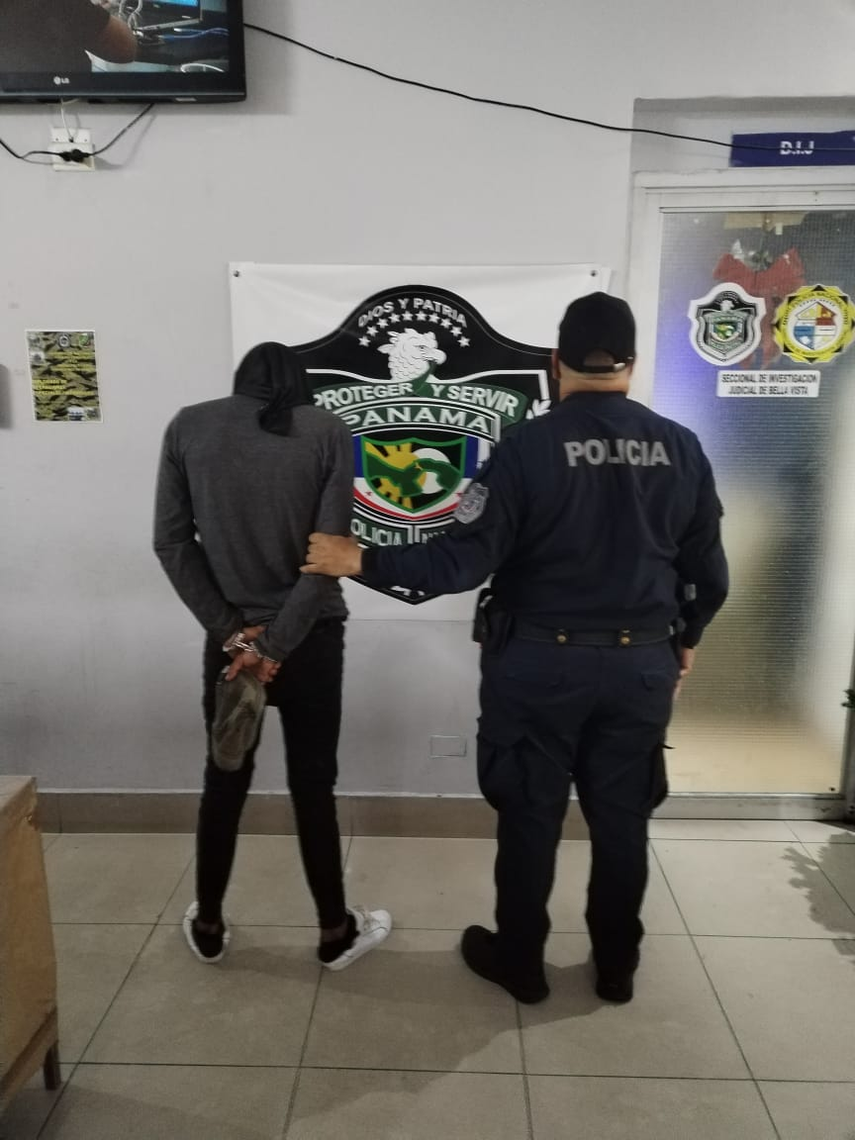 Unidad de la Policía Nacional con el presunto secuestrador