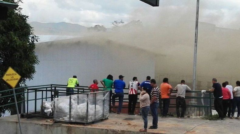 Bomberos controlan incendio en bodegas de empresa en Tocumen