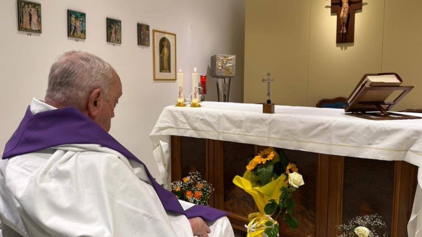 El Vaticano difunde la primera foto del papa desde su hospitalización