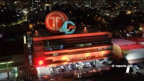 Edificio Medcom se viste de naranja por los 40 años de aniversario de Telemetro