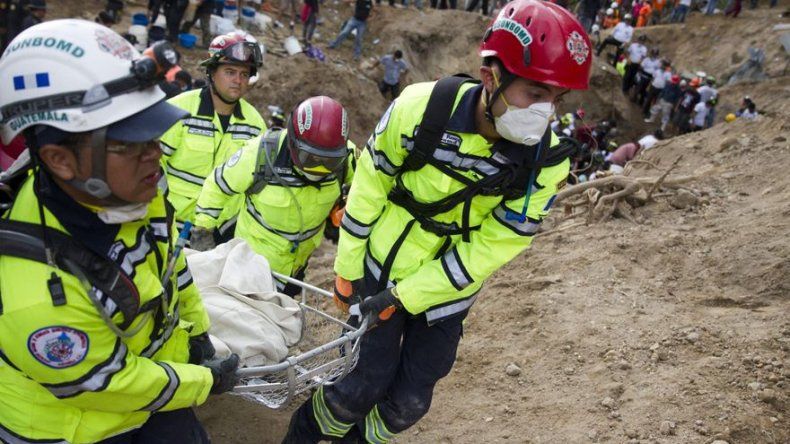 Recuperan otros 19 cadáveres y suman 161 víctimas por alud en Guatemala