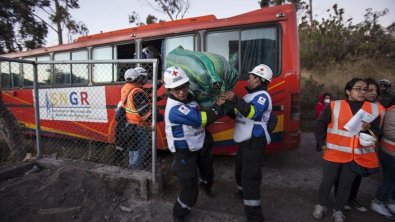 Ceniza del Cotopaxi cae levemente en poblados cercanos que reciben apoyo