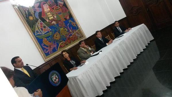 Entregan a Varela informe de la Alta Comisión de Empleo