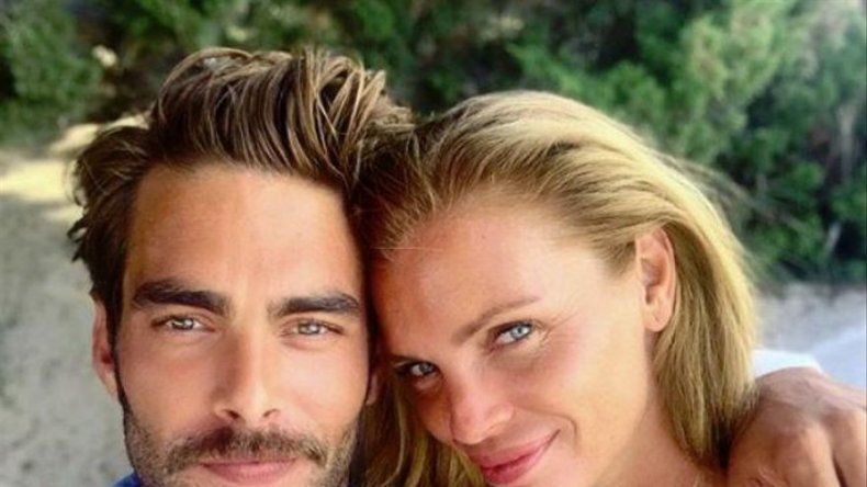 Esther Cañadas aterriza en las redes sociales gracias a Jon Kortajarena
