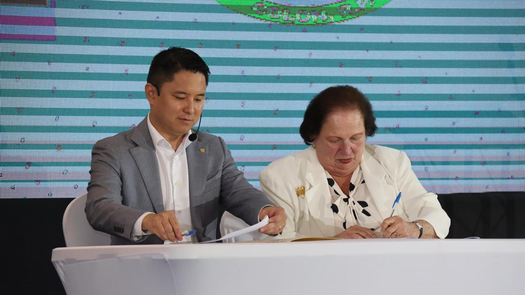 Firma del memorandúm que abrirá el Panama American Center en la provincia de Colon, entre el presidente de la Cámara de Comercio de Colón, Michael Chen y la embajadora de EE. UU., Mari Carmen Aponte.