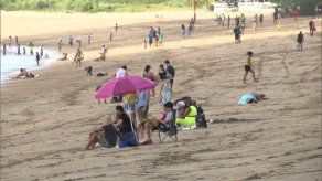 Cientos de personas acudieron a las playas este fin de semana