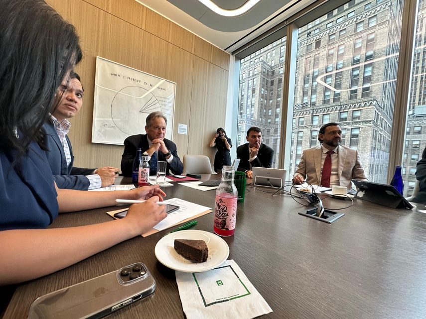 Ministro Juan Carlos Navarro sostiene acercamientos con gestores claves en materia ambiental.