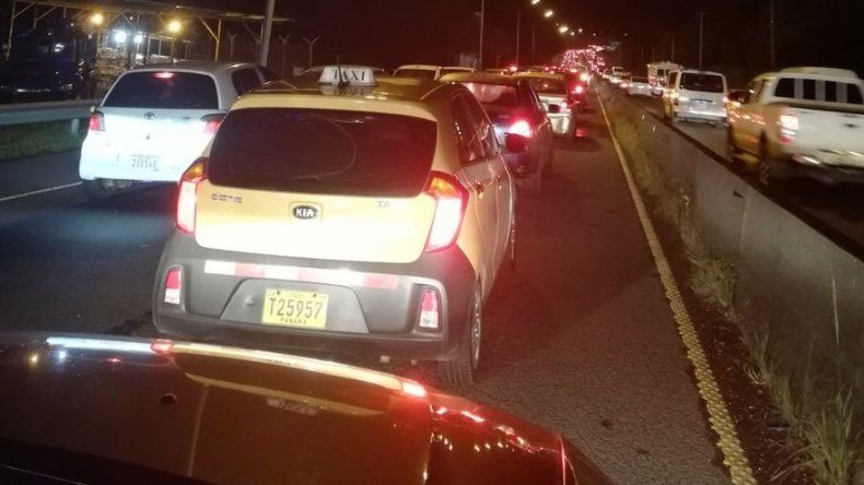 Con luces intermitentes encendidas, conductores de Panamá Oeste protestan contra el tranque