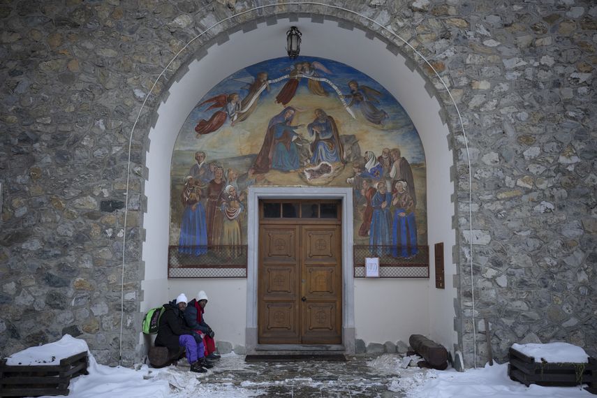Los trabajadores humanitarios temen que los afganos más acostumbrados a las montañas y los peligros del invierno estén tomando rutas más peligrosas por la nieve que los migrantes de climas más cálidos.
