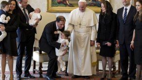 Niño regala un dinosaurio de juguete al papa Niño regala un dinosaurio de juguete al papa