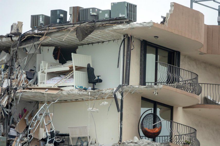 El edificio con vistas al mar se desplomó en cuestión de segundos y 55 de sus 136 unidades quedaron reducidas a escombros.