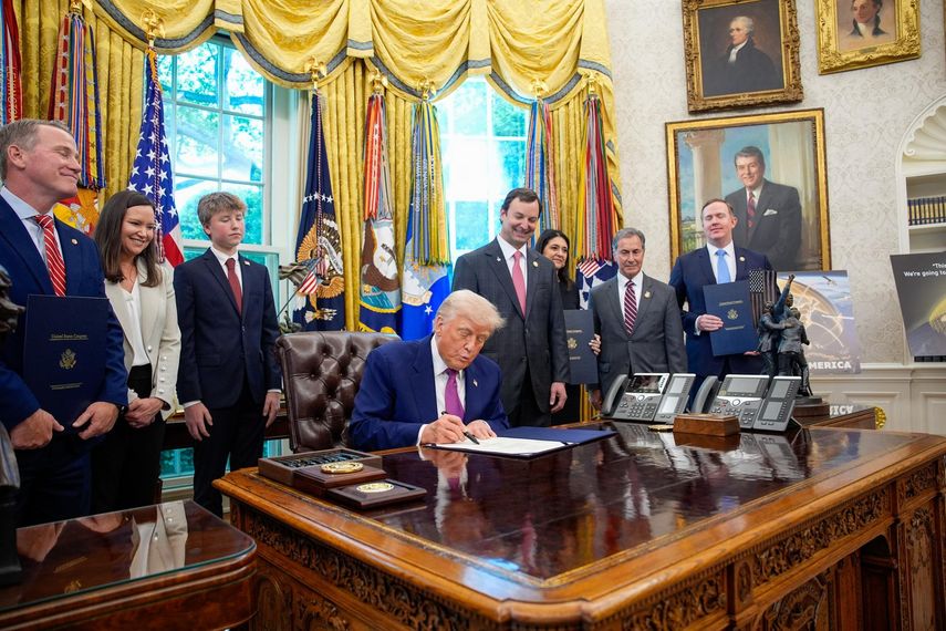 Donald Trump firmará una orden para reducir hasta un 80 % precio de medicinas con receta.