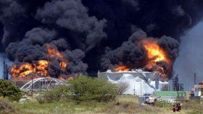 Incendio sigue activo en mayor refinería de Venezuela