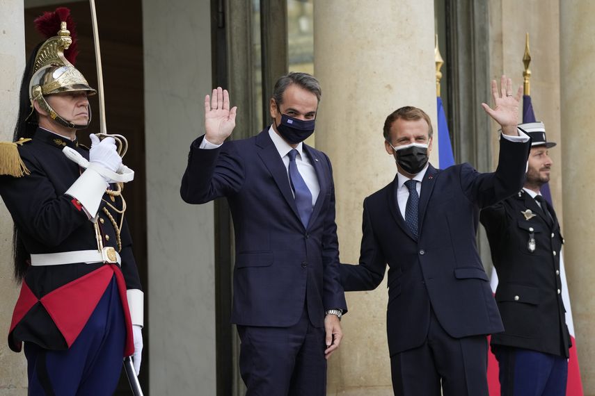 El presidente Emmanuel Macron y el primer ministro de Grecia Kyriakos Mitsotakis anunciaron la asociación estratégica de defensa y seguridad durante una conferencia de prensa conjunta en París.