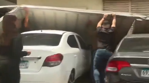 Caída de techo sobre autos en Plaza Obarrio